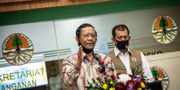 Menko Polhukam Mahfud MD (kiri) didampingi Kepala BNPT Doni Monardo memberikan keterangan pers seusai mengikuti Rapat Koordinasi Khusus (Rakorsus) Tingkat Menteri di Kementerian Lingkungan Hidup dan Kehutanan, Jakarta, Kamis (2/7/2020). Rakorsus tersebut membahas antisipasi kebakaran hutan dan lahan (Karhutla) periode puncak kemarau tahun 2020. ANTARA FOTO/Aprillio Akbar/nz(ANTARA FOTO/Aprillio Akbar)