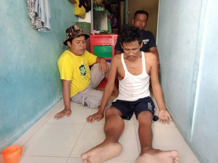 Sabri Penderita Tumor Tulang didampingi Hartama   Goliath Damanik (baju kuning) dan Adiknya Sayidina Ali. (foto : HTP)