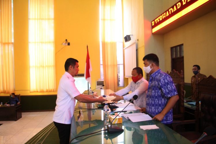 Walikota Pematangsiantar H Hefriansyah SE MM Sedang Menyerahkan Pengantar Nota Keuangan atas Ranperda tentang Pertanggungjawaban Pelaksanaan  APBD  Tahun Anggaran 2019 kepada Pimpinan DPRD. (foto : IST)