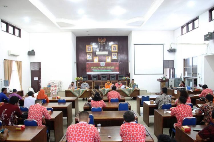 Walikota Pematangsiantar H Hefriansyah SE MM sampaiakan sambutan tertulis yang dibacakan Plt Asisten Pemerintahan dan Kesejahteraan Rakyat (Kesra) Titonica Zendrato SSTP, saat membuka rapat evaluasi terkait penyaluran JPS Pemprovsu dan JPS Pemko Pematangsiantar tahap III, (foto  ibnu)