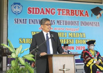 Prof Dian Armanto Ketua LL Dikti Wil I sedang memberikan sambutannya pada acara wisuda Drive thru UMI.(foto : Ist)