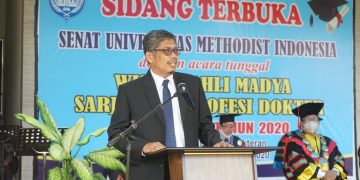 Prof Dian Armanto Ketua LL Dikti Wil I sedang memberikan sambutannya pada acara wisuda Drive thru UMI.(foto : Ist)