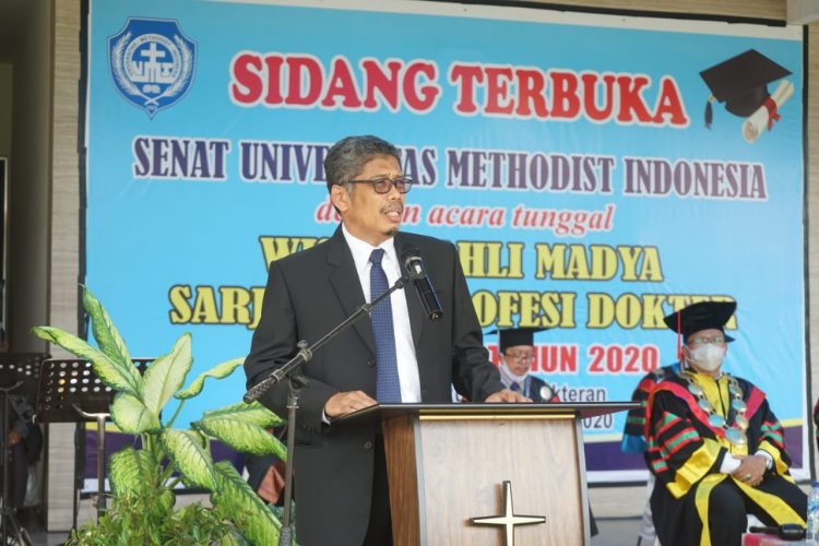 Prof Dian Armanto Ketua LL Dikti Wil I sedang memberikan sambutannya pada acara wisuda Drive thru UMI.(foto : Ist)
