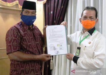 Bupati Tapanuli Selatan Syahrul M.Pasaribu (kanan) menerima surat hibah tanah kepada pemerintah dari salahsatu tokoh masyarakat Pintu Padang II, Kecamatan Batang Angkola di wilayah itu untuk dijadikan sbagai lokasi MTQN tingkat kabupaten pada tahun 2021 mendatang. (ANTARA/HO)