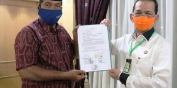 Bupati Tapanuli Selatan Syahrul M.Pasaribu (kanan) menerima surat hibah tanah kepada pemerintah dari salahsatu tokoh masyarakat Pintu Padang II, Kecamatan Batang Angkola di wilayah itu untuk dijadikan sbagai lokasi MTQN tingkat kabupaten pada tahun 2021 mendatang. (ANTARA/HO)