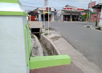 Parit  di Simpang Jalan Viyatha Yudha Pematangsiantar   tempat dimana Arjuna Sauki Alyudha Minggu 26 Juli 2020 terbawa arus air yang memenuhi parit saat hujan deras mengguyur.(foto :ibnu)