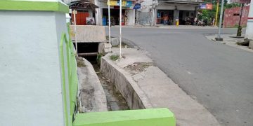 Parit  di Simpang Jalan Viyatha Yudha Pematangsiantar   tempat dimana Arjuna Sauki Alyudha Minggu 26 Juli 2020 terbawa arus air yang memenuhi parit saat hujan deras mengguyur.(foto :ibnu)