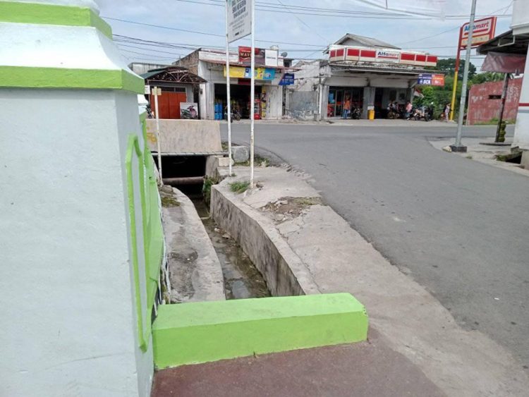 Parit  di Simpang Jalan Viyatha Yudha Pematangsiantar   tempat dimana Arjuna Sauki Alyudha Minggu 26 Juli 2020 terbawa arus air yang memenuhi parit saat hujan deras mengguyur.(foto :ibnu)