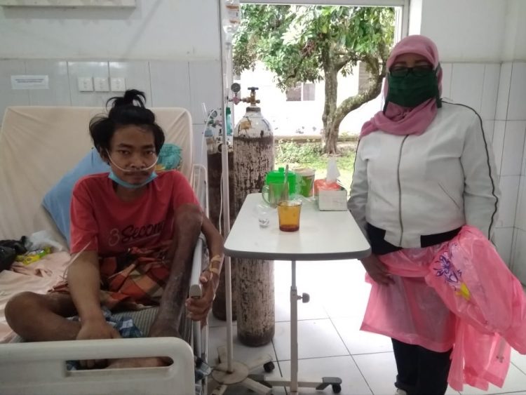 Ninawati saat mengunjungi Muhammad Faisal di RSUD Dr Djasamen Saragih Siantar. (foto : ibnu)
