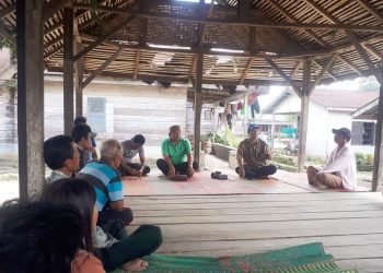 Tonny Saritua Purba saat melakukan pelatihan cara pembuatan pupuk hayati dari bonggol pisang.(foto :ist)