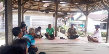 Tonny Saritua Purba saat melakukan pelatihan cara pembuatan pupuk hayati dari bonggol pisang.(foto :ist)