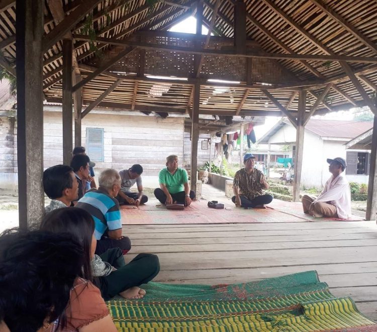Tonny Saritua Purba saat melakukan pelatihan cara pembuatan pupuk hayati dari bonggol pisang.(foto :ist)