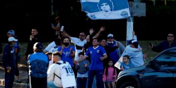 Para pendukung mengibarkan bendera bergambar Maradoa terlihat di luar Stadion sebelum berlangsung pertandingan antara Gimnasia y Esgrima dan Patronato, di Estadio Juan Carlos Zerillo, La Plata, Buenos Aires, Argentina, Jumat (30/10/2020). Tepat pada hari ini tanggal 30 Oktober 2020 legenda sepak bola Argentina itu berusia 60 tahun. ANTARA FOTO/Pool via Reuters-Demian Alday Estevez/hp.