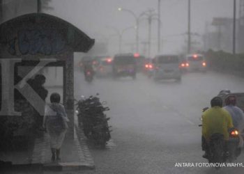 ILUSTRASI. Sejumlah pengendara menembus hujan. ANTARA FOTO/Nova Wahyudi/aww.