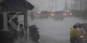 ILUSTRASI. Sejumlah pengendara menembus hujan. ANTARA FOTO/Nova Wahyudi/aww.