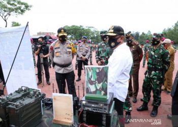 Gubernur Sumatera Utara Edy Rahmayadi saat mengecek peralatan usai apel gabungan kesiapan antisipasi bencana alam di Lapangan KS Tubun Markas Polda Sumut, Senin. (ANTARA/HO)