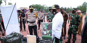 Gubernur Sumatera Utara Edy Rahmayadi saat mengecek peralatan usai apel gabungan kesiapan antisipasi bencana alam di Lapangan KS Tubun Markas Polda Sumut, Senin. (ANTARA/HO)