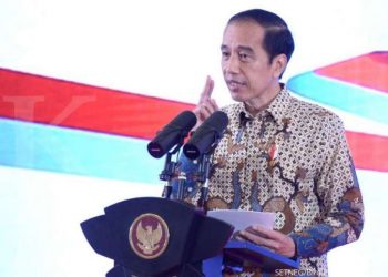 ILUSTRASI. Jokowi tegaskan tak hanya peserta BPJS yang dapat vaksin Covid-19