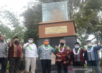 Bupati Tapanuli Selatan Syahrul M.Pasaribu dan rombongan saat diabadikan di pelataran Tugu Kalpataru Hatabosi di Desa Tanjung Dolok, Kecamatan Marancar (ANTARA/Kodir)