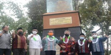 Bupati Tapanuli Selatan Syahrul M.Pasaribu dan rombongan saat diabadikan di pelataran Tugu Kalpataru Hatabosi di Desa Tanjung Dolok, Kecamatan Marancar (ANTARA/Kodir)