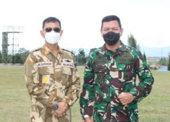 Kol Inf Waston Purba SIP (kanan) bersama Bupati Kabupaten Simalungun DR JR Saragih SH MM (kiri)