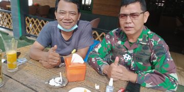 Gregorius Purba (kiri) berfoto bersama dengan Kol (Inf) Waston Purba SIP Danrindam I Bukit Barisan (kanan) (foto: ist)