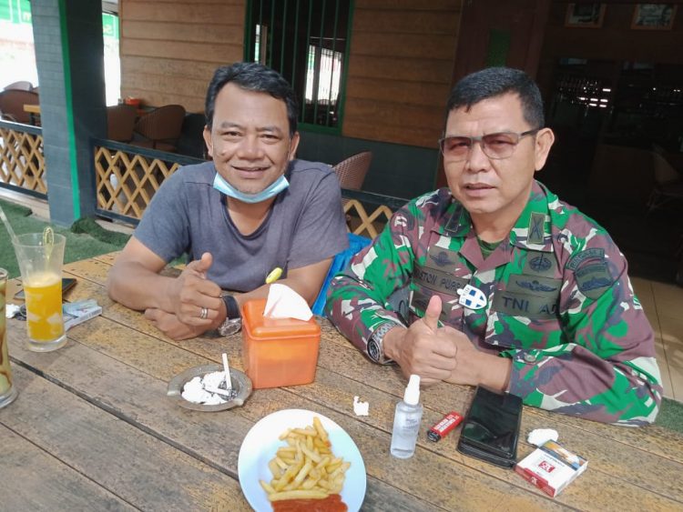 Gregorius Purba (kiri) berfoto bersama dengan Kol (Inf) Waston Purba SIP Danrindam I Bukit Barisan (kanan) (foto: ist)