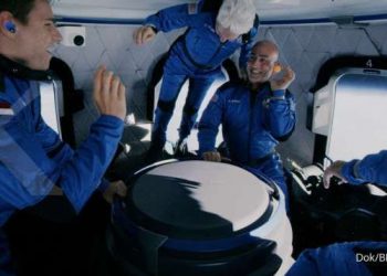 ILUSTRASI. Pengusaha miliarder Jeff Bezos dalam penerbangan di atas roket New Shepard Blue Origin, Selasa (20/7/2021).