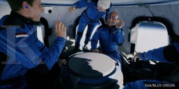 ILUSTRASI. Pengusaha miliarder Jeff Bezos dalam penerbangan di atas roket New Shepard Blue Origin, Selasa (20/7/2021).