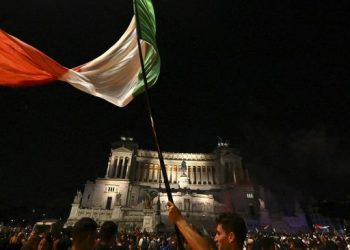 Pendukung tim sepak bola nasional Italia merayakan kemenangan setelah Italia mengalahkan Inggris pada final UEFA EURO 2020 di Roma, pada (11/7/2021). [Vincenzo PINTO / AFP]