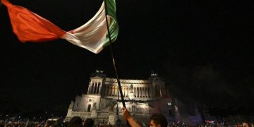 Pendukung tim sepak bola nasional Italia merayakan kemenangan setelah Italia mengalahkan Inggris pada final UEFA EURO 2020 di Roma, pada (11/7/2021). [Vincenzo PINTO / AFP]