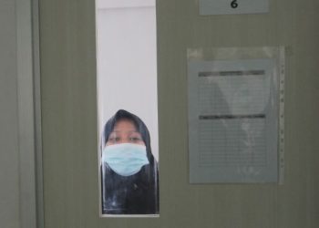 Warga mengenakan masker saat menjalani isolasi mandiri (isoman) yang berada di PT Light Rail Transit Jakarta Jakarta Utara, Selasa(27/7/2021). [ANTARA FOTO/ Reno Esnir]