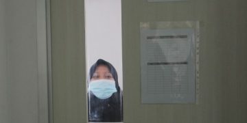 Warga mengenakan masker saat menjalani isolasi mandiri (isoman) yang berada di PT Light Rail Transit Jakarta Jakarta Utara, Selasa(27/7/2021). [ANTARA FOTO/ Reno Esnir]