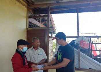 Padashon Dembam Parottang oleh  sekretaris panitia Broery A Purba A.Md Kom dan ketua panitia Jonder Wilson Sinaga kepada Conrad L Purba. (foto.ist)