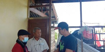 Padashon Dembam Parottang oleh  sekretaris panitia Broery A Purba A.Md Kom dan ketua panitia Jonder Wilson Sinaga kepada Conrad L Purba. (foto.ist)