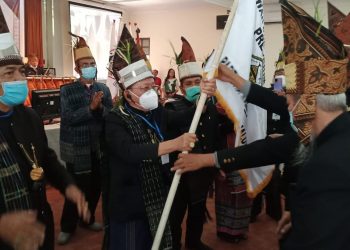 Ketua DPP-PMS dr Sarmedi Purba SPOG sedang menerima pataka yang dari MHN. (foto : tp)