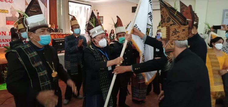 Ketua DPP-PMS dr Sarmedi Purba SPOG sedang menerima pataka yang dari MHN. (foto : tp)