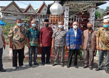 Peserta ziarah berfoto bersama didepan makam Raja Siantar. (foto :tp)