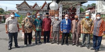 Peserta ziarah berfoto bersama didepan makam Raja Siantar. (foto :tp)