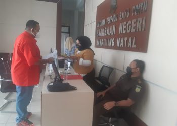 Keterangan foto : Ketua DPD PSI Madina, Bro Abdul Khoir Nasution ketika menyerahkan berkas laporan dugaan pungli Rp10 juta perkepala desa ke Kejaksaan Negeri Madina, Selasa (14/09/2021).(Jeffry Barata Lubis)