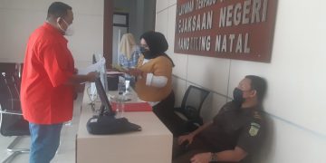 Keterangan foto : Ketua DPD PSI Madina, Bro Abdul Khoir Nasution ketika menyerahkan berkas laporan dugaan pungli Rp10 juta perkepala desa ke Kejaksaan Negeri Madina, Selasa (14/09/2021).(Jeffry Barata Lubis)