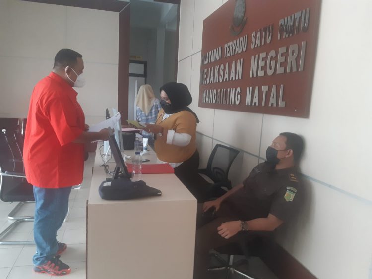 Keterangan foto : Ketua DPD PSI Madina, Bro Abdul Khoir Nasution ketika menyerahkan berkas laporan dugaan pungli Rp10 juta perkepala desa ke Kejaksaan Negeri Madina, Selasa (14/09/2021).(Jeffry Barata Lubis)