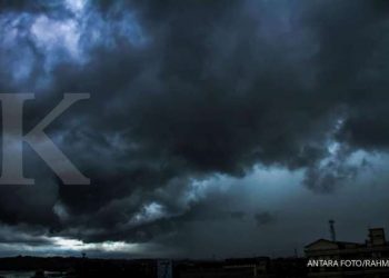 ILUSTRASI. Awan pekat menyelimuti langit Kota Lhokseumawe, Aceh, Kamis (4/6/2020). Masuk pancaroba, BMKG wanti-wanti masyarakat untuk waspada cuaca ekstrem. ANTARA FOTO/Rahmad.
