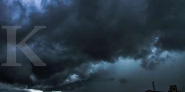 ILUSTRASI. Awan pekat menyelimuti langit Kota Lhokseumawe, Aceh, Kamis (4/6/2020). Masuk pancaroba, BMKG wanti-wanti masyarakat untuk waspada cuaca ekstrem. ANTARA FOTO/Rahmad.