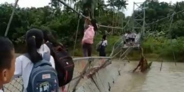 Perjuangan siswa di Sumut bertaruh nyawa lewati jembatan nyaris ambruk demi menuntut ilmu. [Ist]